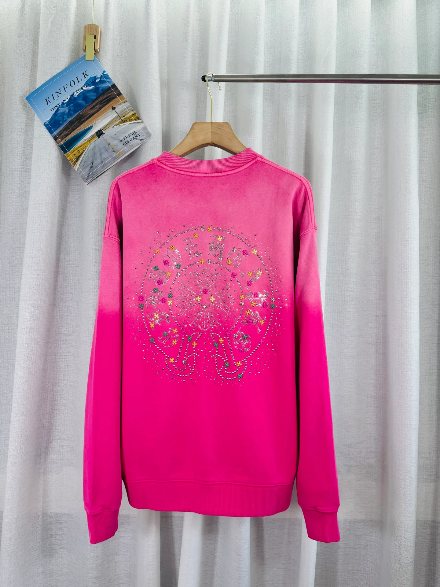 P290 top version, real shot without P, ​​different from market currency) 𝗖𝗵𝗿𝗼𝗺𝗲 𝗛𝗲𝗮𝗿𝘁𝘀/Croxin 2025 Autumn and Winter New Original Single Counter American 3D Rivets and Stickers Couple Casual Sweater 👑The highest version! Customized fabric 430g tripe terry fabric! American-style pickled and distressed original fabric, laser-burned flowers, rivets and diamonds, exquisite embroidery of letters! The best-selling model in the counter, very comfortable to wear. Accessories: original molded and authenticated collar label➕100% silk wash label. Genuine purchase-grade original hangtag➕matching hanging rope➕3D hanging beads➕original packaging bag. Craftsmanship: The original version has consistent wiring! The highest version of the armhole matching technique! Color: Pink Black Green Purple Size: S M L XL Style Number: 25-375
